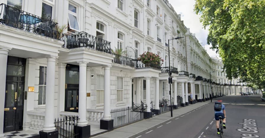 Westbourne Gardens, Bayswater — beyaz stuko cepheli dönem binaları